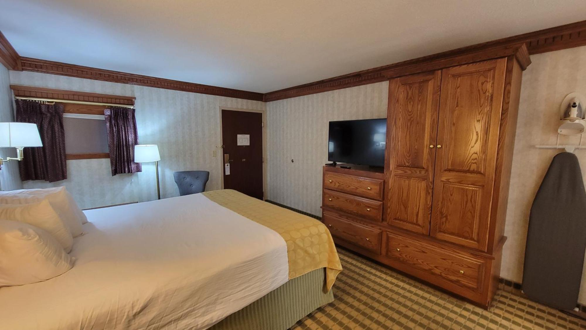 Ramada By Wyndham Saginaw Hotel & Suites Exterior foto